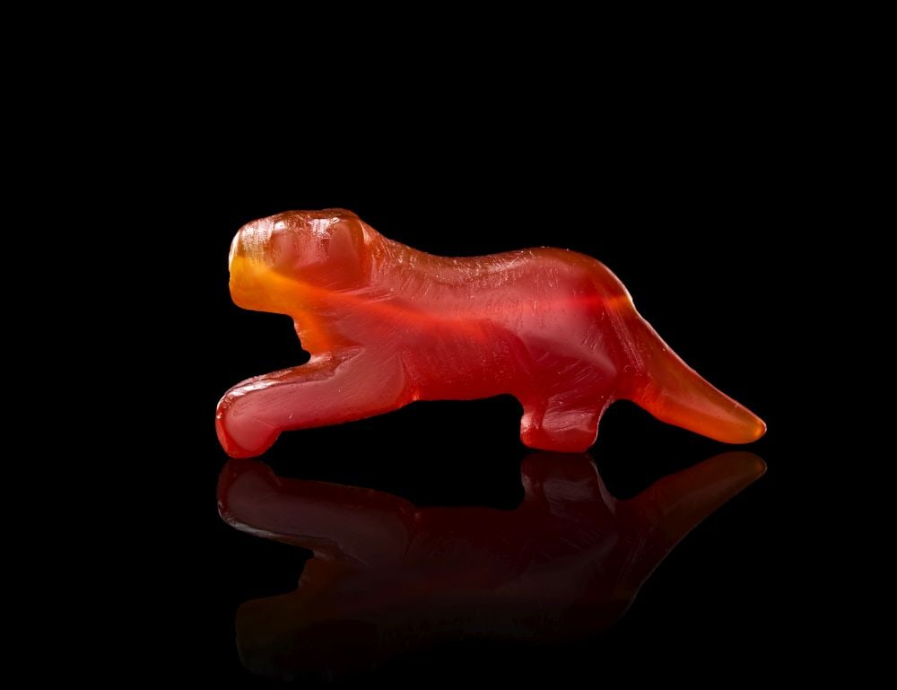 A WESTERN ASIATIC AGATE FIGURINE OF A PROUNCING FELINE (1 of 2)