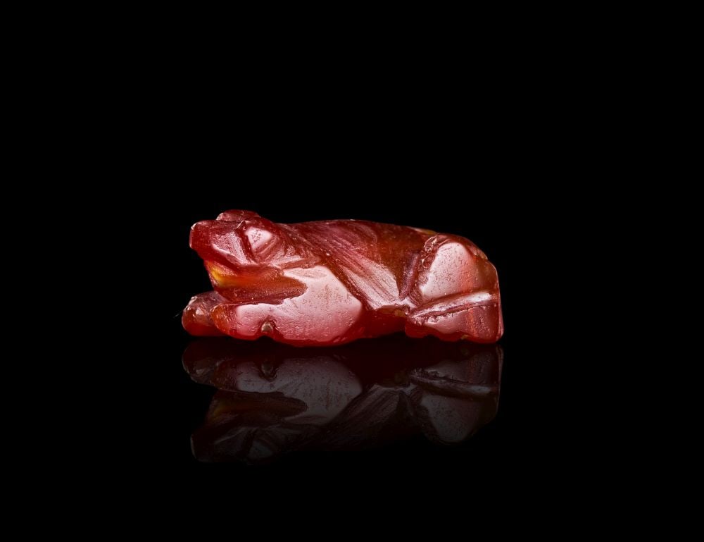 A WESTERN ASIATIC AGATE FIGURINE OF A FROG (1 of 3)