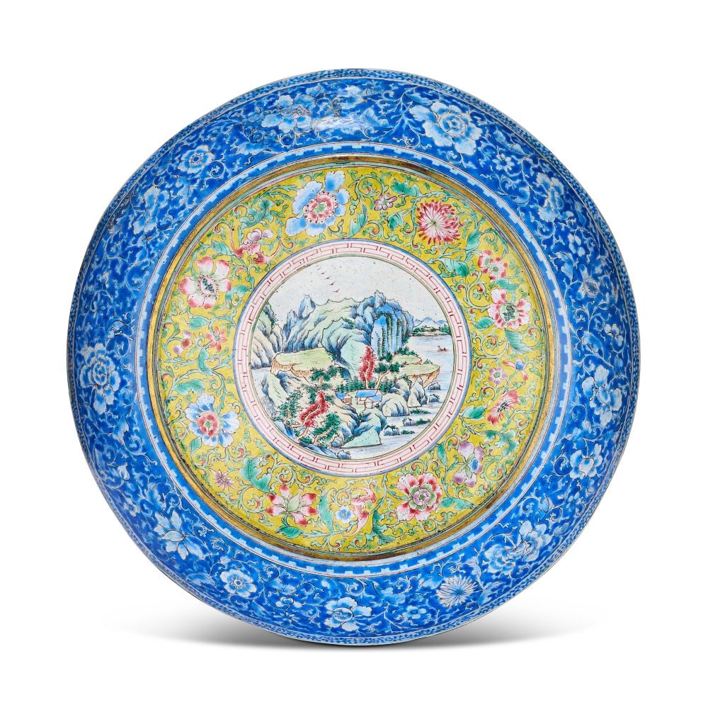 A LARGE CHINESE PAINTED ENAMEL DISH QIANLONG PERIOD (1736-1795) (1 of 6)