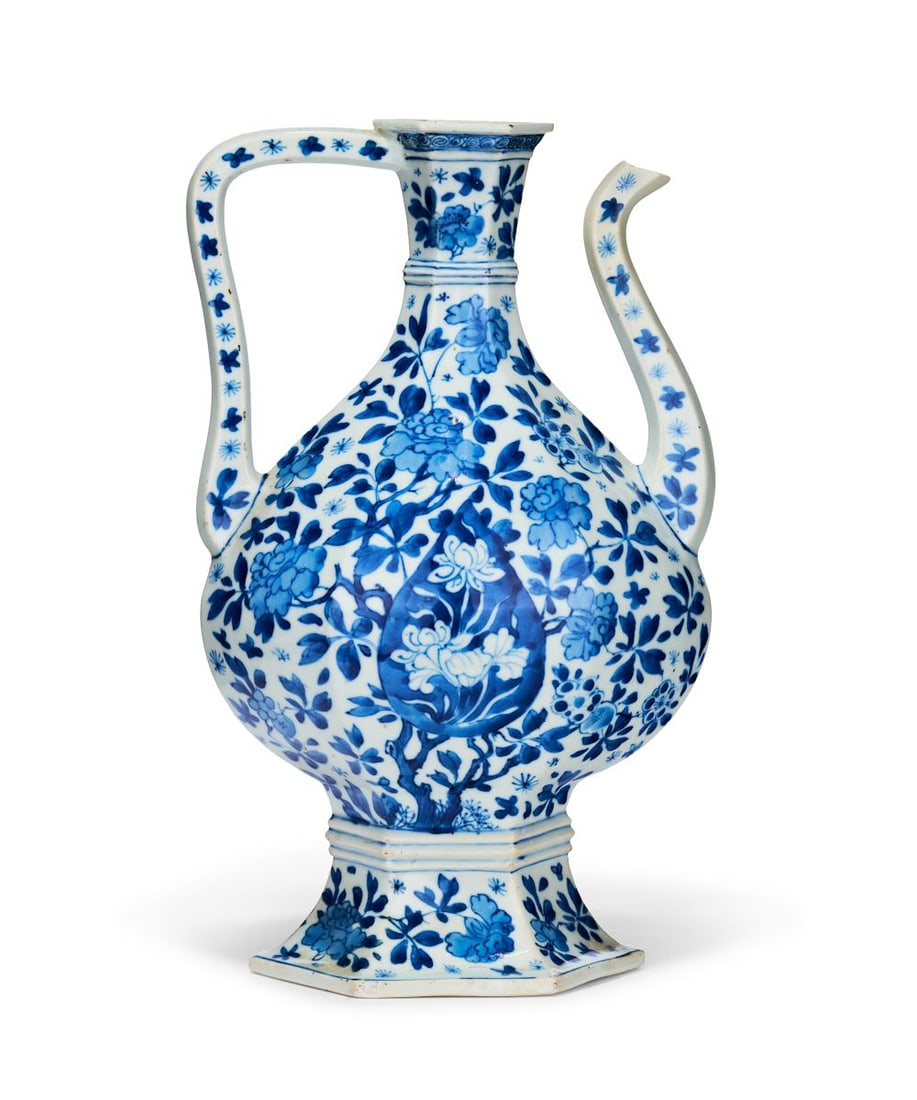 A CHINESE BLUE & WHITE EWER FOR THE ISLAMIC MARKET, KANGXI PERIOD (1662-1722) (1 of 5)