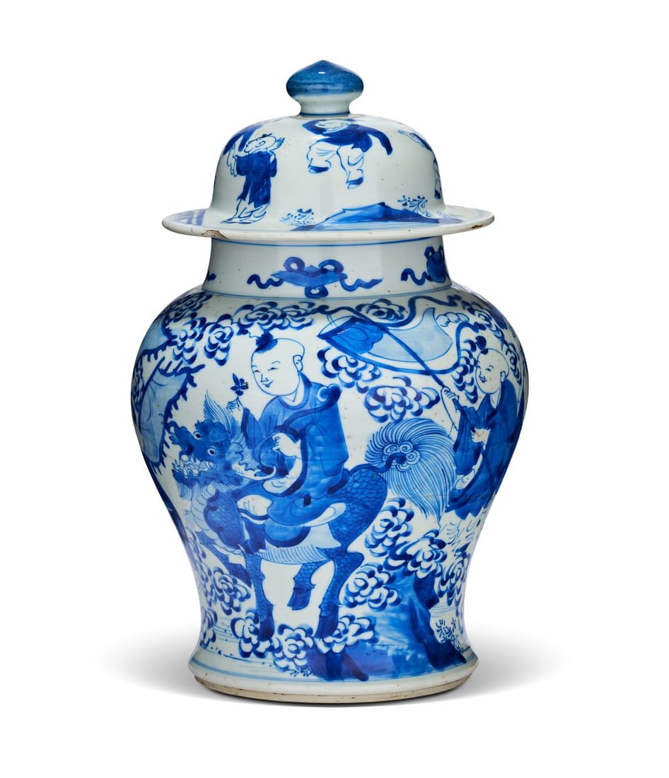 A CHINESE BLUE & WHITE LIDDED VASE, KANGXI PERIOD (1662-1722) (1 of 5)