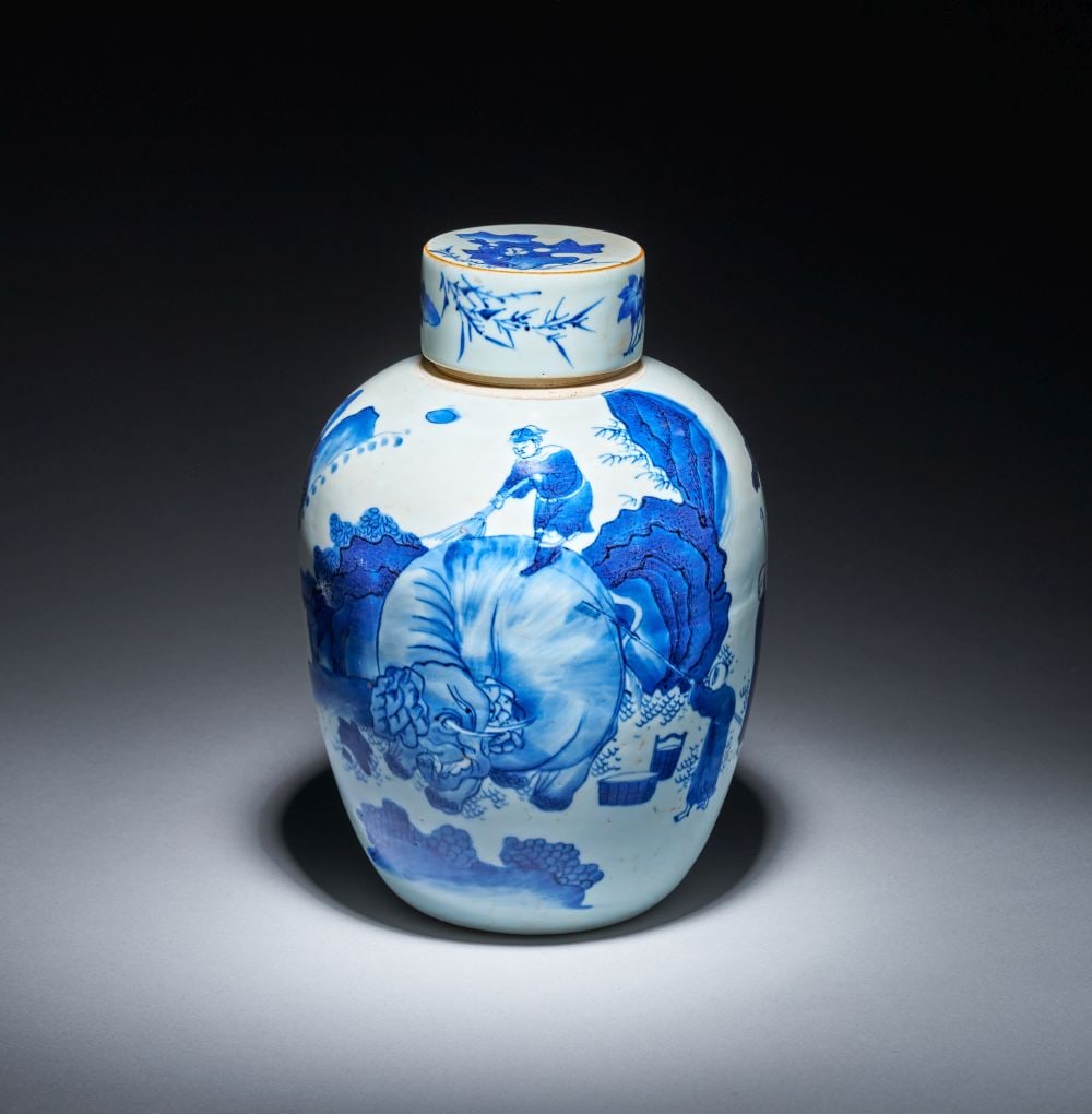 AN EXCEEDINGLY RARE CHINESE BLUE & WHITE "ELEPHANT" JAR, CHONGZHEN (1628-1644) (1 of 5)