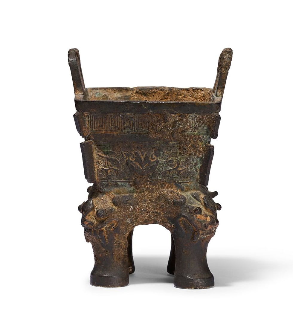 AN ARCHAIC BRONZE FOOD VESSEL, GUI LATE SHANG/EARLY WESTERN ZHOU DYNASTY, 11TH-10TH CENTURY B.C. (1 of 5)