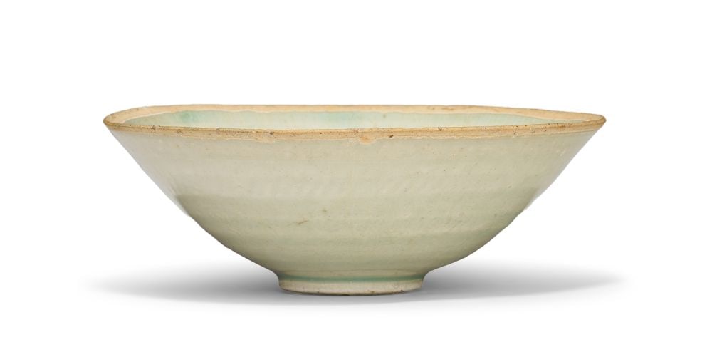 A LONGQUAN CELADON CONICAL BOWL SOUTHERN SONG DYNASTY (1127-1279): A LONGQUAN CELADON CONICAL BOWL SOUTHERN SONG DYNASTY (1127-1279) A Longquan celadon conical bowl, Southern Song dynasty, with gently flaring sides rising from a short circular foot. The vessel is cov