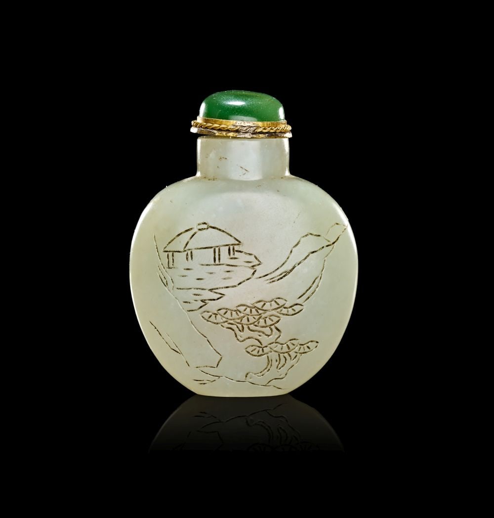 A CHINESE CARVED PALE JADE SNUFF BOTTLE, 19TH CENTURY (1 of 2)