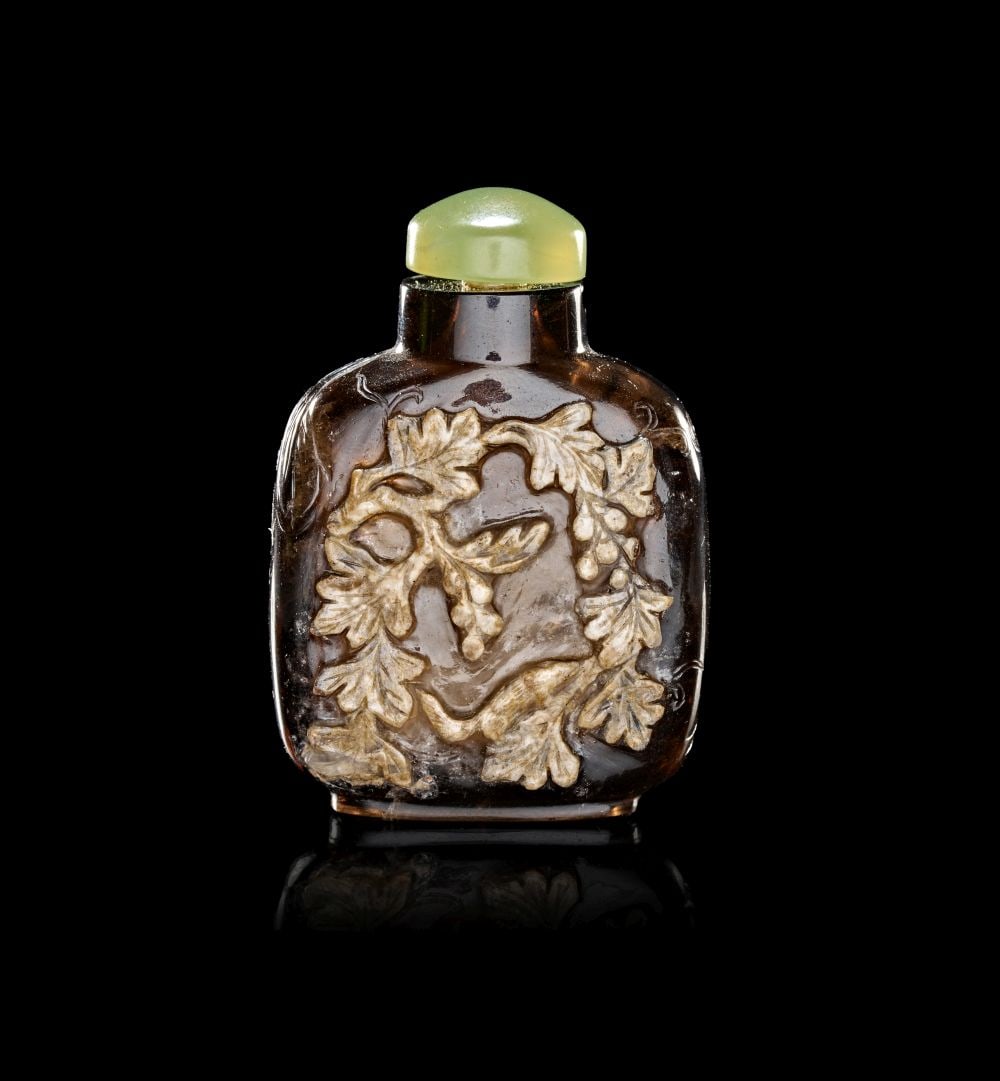 A CHINESE SMOKEY QUARTZ & AGATE SNUFF BOTTLE, QING DYNASTY (1644-1911) (1 of 3)