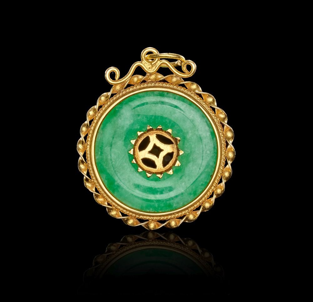 A CHINESE JADE "COIN STYLE" DISC PENDANT ON GOLD MOUNTS, REPUBLIC PERIOD (1 of 2)