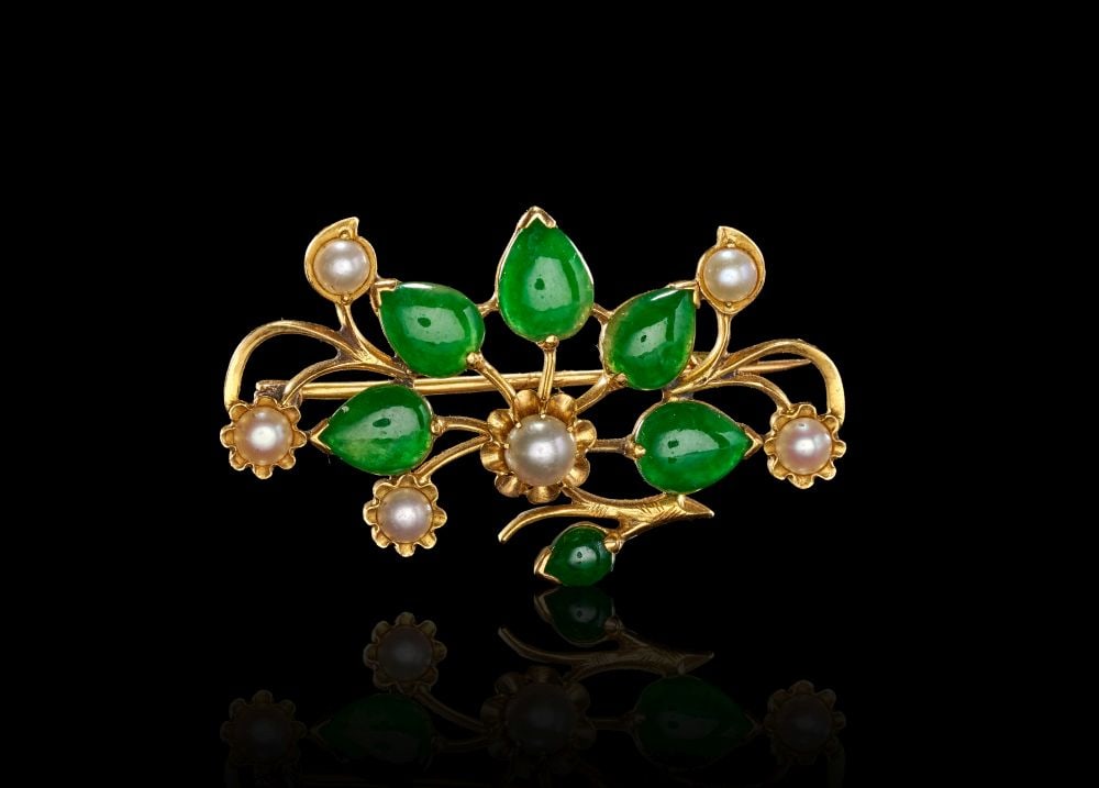 A CHINESE JADE & FRESH WATER PEARL BROOCH SET ON GOLD, REPUBLIC PERIOD (1 of 2)