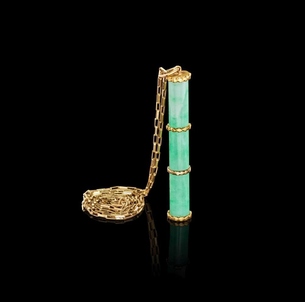 A CHINESE GREEN JADE CYLINDER PENDANT MOUNTED ON GOLD WITH A GOLD NECKLACE, REPUBLIC PERIOD (1 of 4)