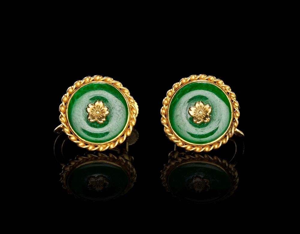 A PAIR OF CHINESE JADE DISC EARRINGS SET ON GOLD, REPUBLIC PERIOD (1 of 3)