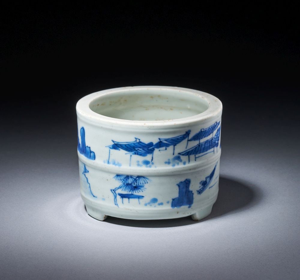 A TRANSITIONAL CHINESE BLUE & WHITE TRIPOD CENSER, 17TH CENTURY: A TRANSITIONAL CHINESE BLUE & WHITE TRIPOD CENSER, 17TH CENTURY The censer is of cylindrical form, raised on three short feet and finished with a thick, rounded mouth rim. The pale body is decorat