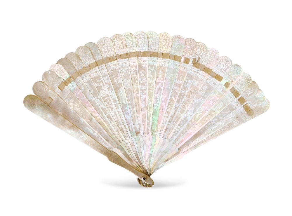 A CANTON MOTHER-OF-PEARL BRISÉ FAN 19TH CENTURY, CIRCA 1840 (1 of 3)