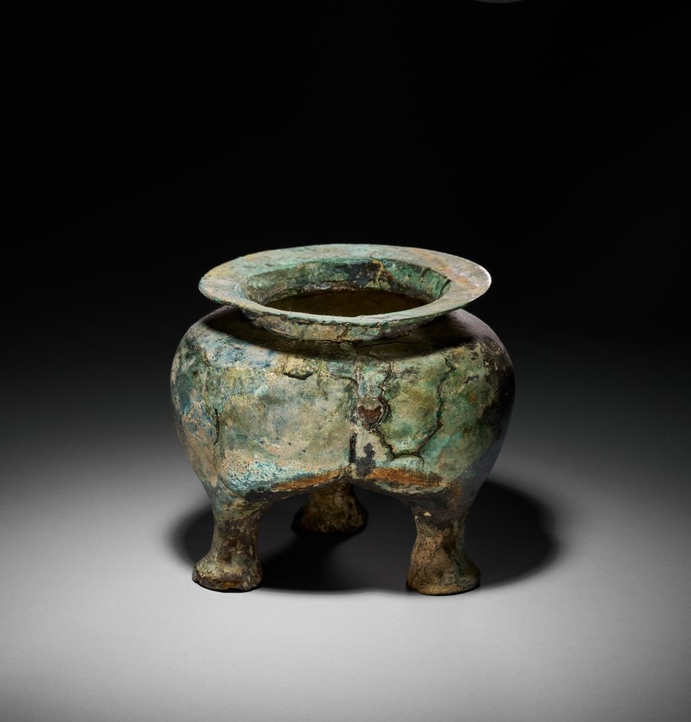 A VERY RARE ARCHAIC BRONZE RITUAL FOOD TRIPOD VESSEL, LI EASTERN ZHOU DYNASTY, 4TH-3RD CENTURY BC (1 of 4)