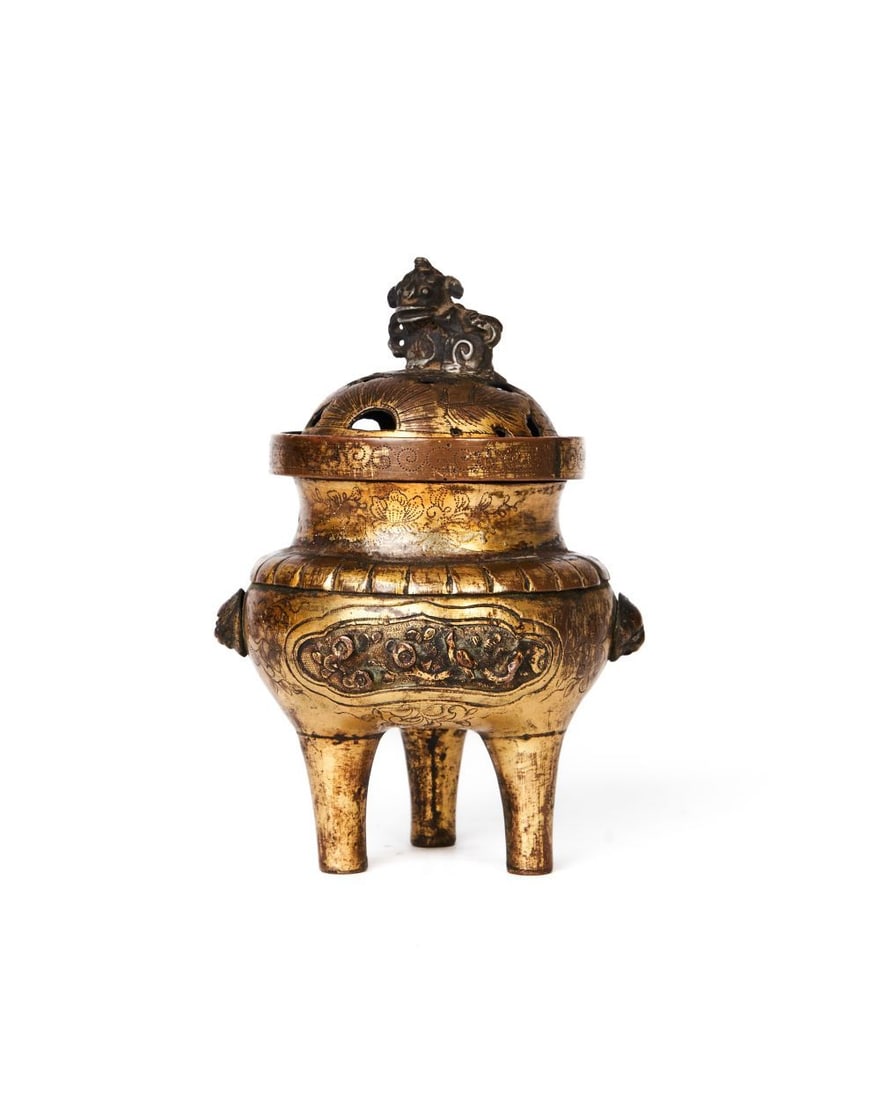 A HU WENMING PARCEL-GILT TRIPOD CENSER, 17TH/18TH CENTURY: A HU WENMING PARCEL-GILT TRIPOD CENSER, 17TH/18TH CENTURY This finely cast bronze censer is attribut