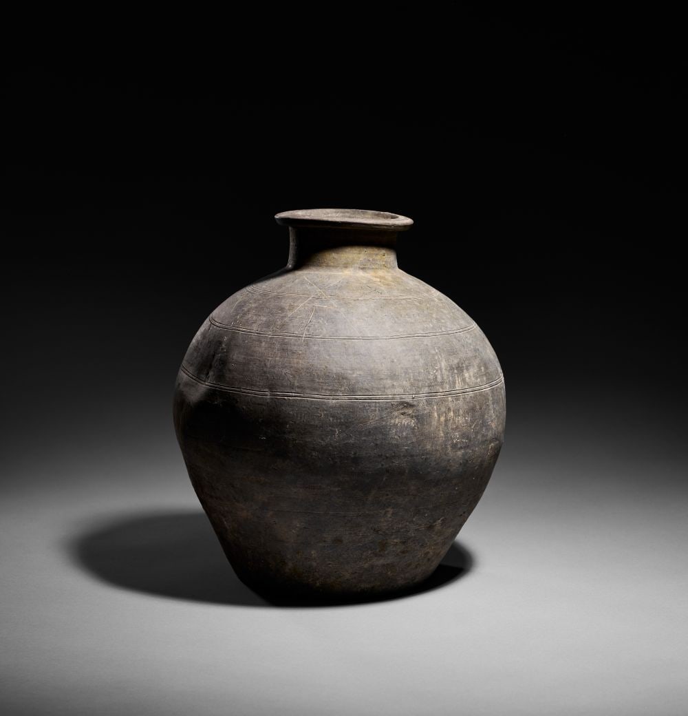A CHINESE WARRING STATES OR POSSIBLY QIN DYNASTY, GREY POTTERY JAR WITH INCISED MARKS (1 of 5)