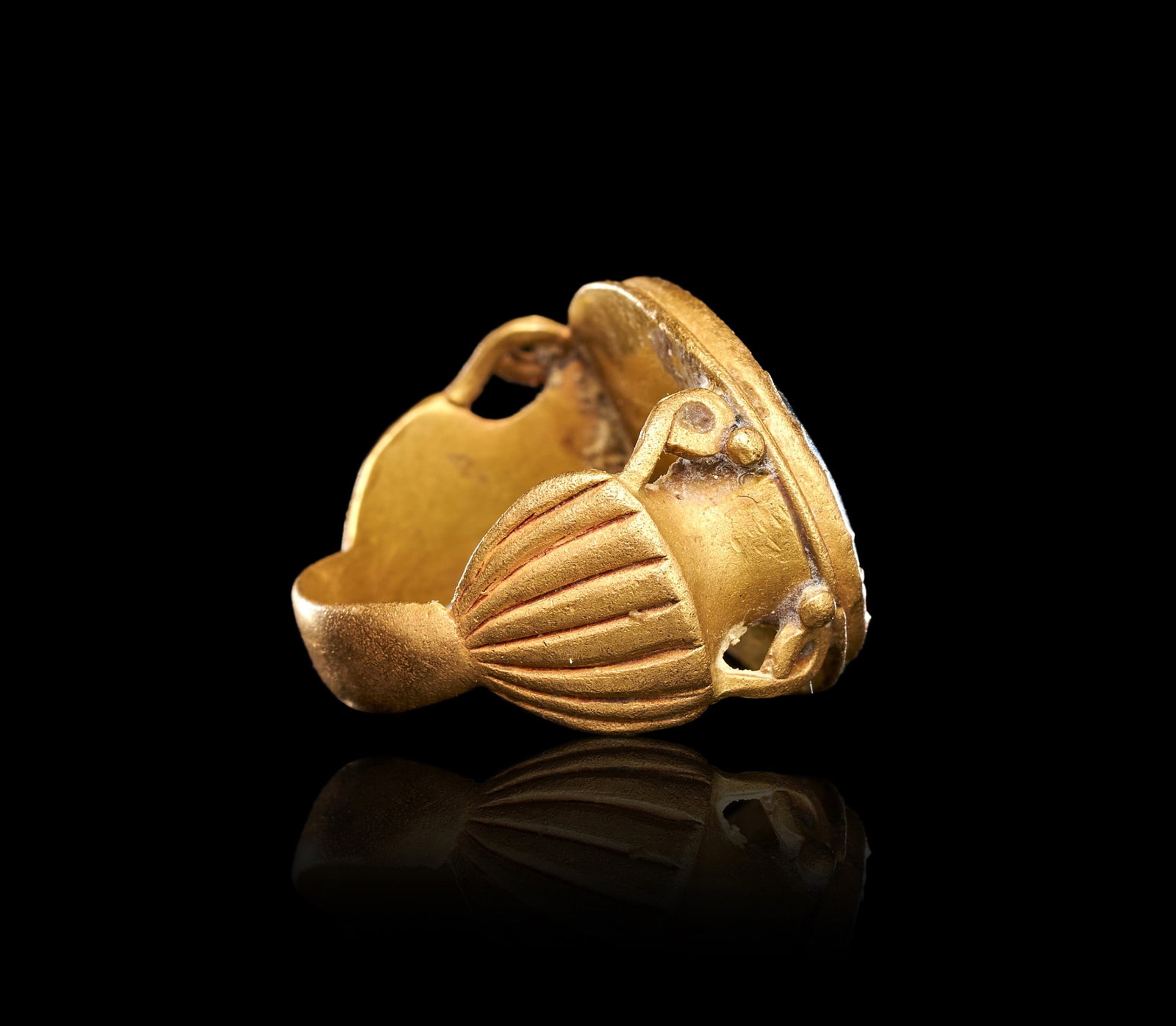 A ROMAN GREEN CHALCEDONY RING DEPICTING A VOTIVE SCENE (1 of 1)