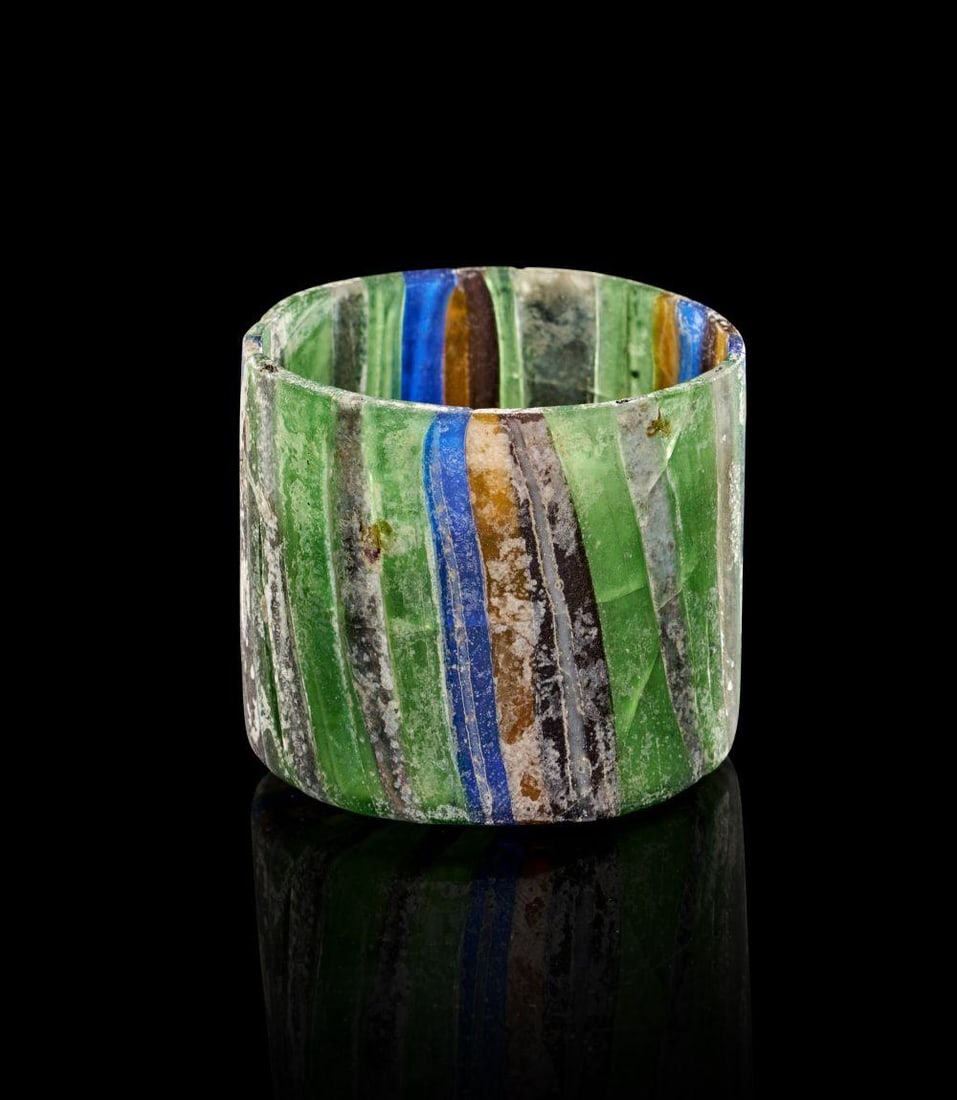 A ROMAN GOLD-BAND GLASS MOSAIC PYXIS, CIRCA FIRST HALF OF 1ST CENTURY A.D: A ROMAN MOSAIC GLASS PYXIS, CIRCA FIRST HALF OF 1ST CENTURY A.D. Of short cylindrical form, the vertical walls rising from a flat base to a plain rim of the same diameter, the vessel constructed from 