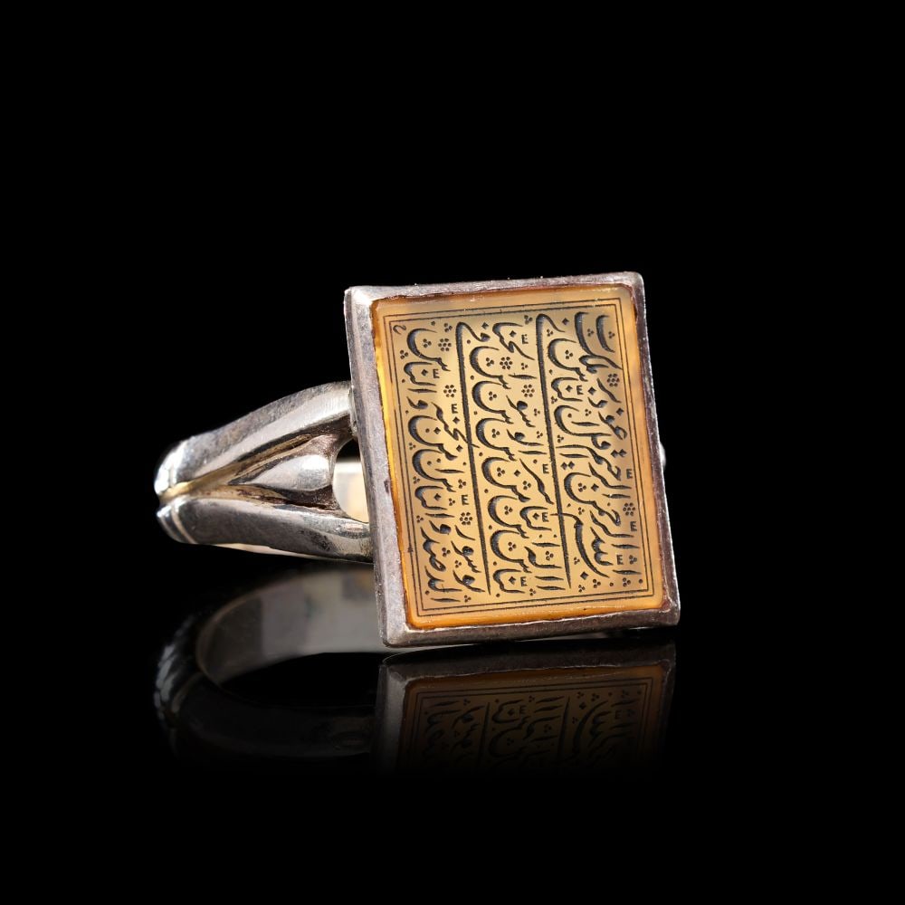 A CALLIGRAPHIC INSCRIBED AGATE RING ON SILVER, 19TH CENTURY, PERSIA (1 of 2)