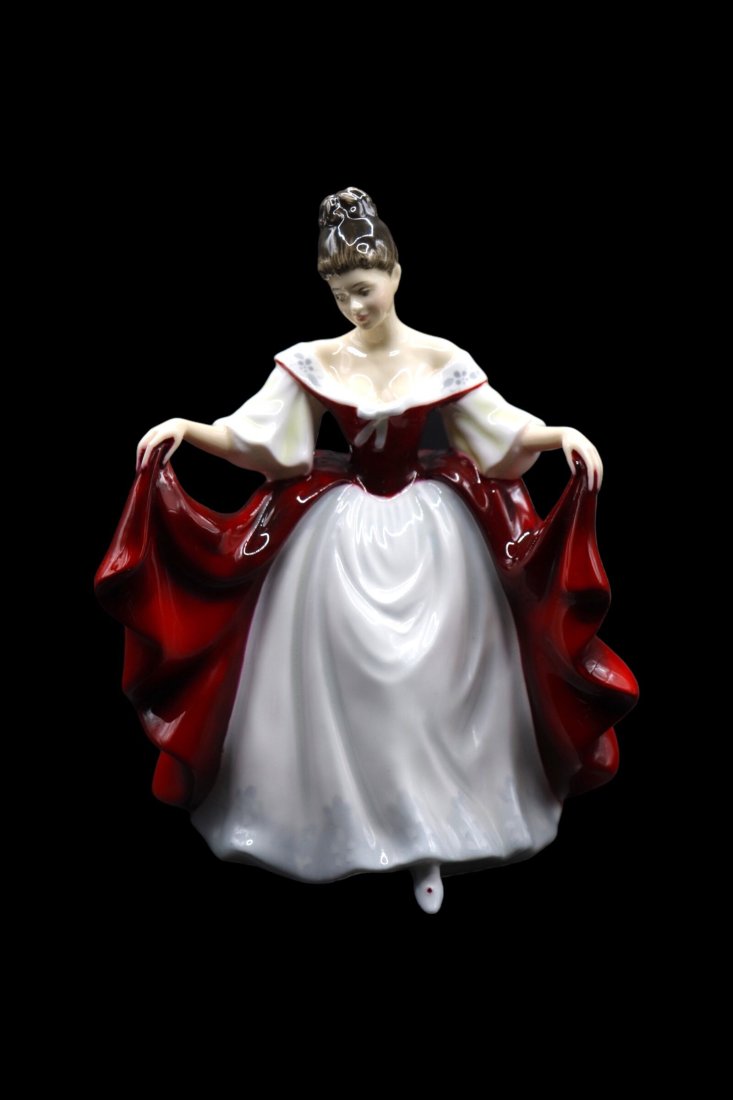 Royal Doulton Peggie Davies Classic “Sara” Figurine - HN2265: Gorgeous Royal Doulton Sara figurine from the Peggie Davies Classic series in the HN2265 pattern. It is in excellent vintage condition with no chips, scratches, cracks, deep crazing or repairs. Part o