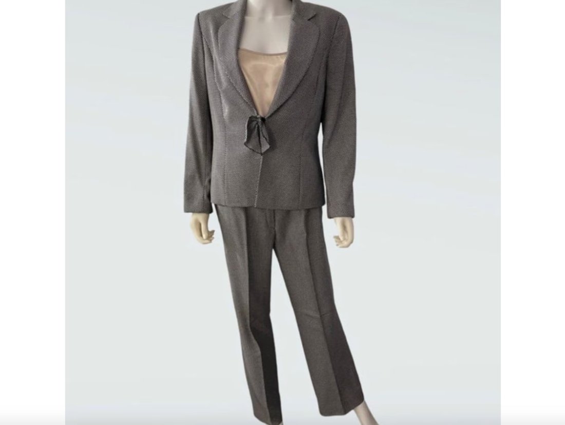 Pre-Owned Escada Women’s Wool & Silk Blend Black and White Pants Suit - Size 40: Gorgeous Escada women’s wool and silk blend pants suit in a stunning black and white dotted pattern. Both the blazer and the pants are a European size 40 and are in excellent condition with no rips,