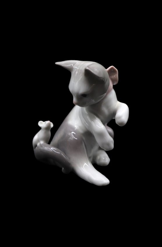 Lladró “Cat and Mouse” Porcelain Figurine with Original Box: Lovely Lladró porcelain figurine titled Cat and Mouse which was released in 1984 and was designed by Juan Huerta. The piece is in excellent condition with no noticeable damage, no deep scratches, no 