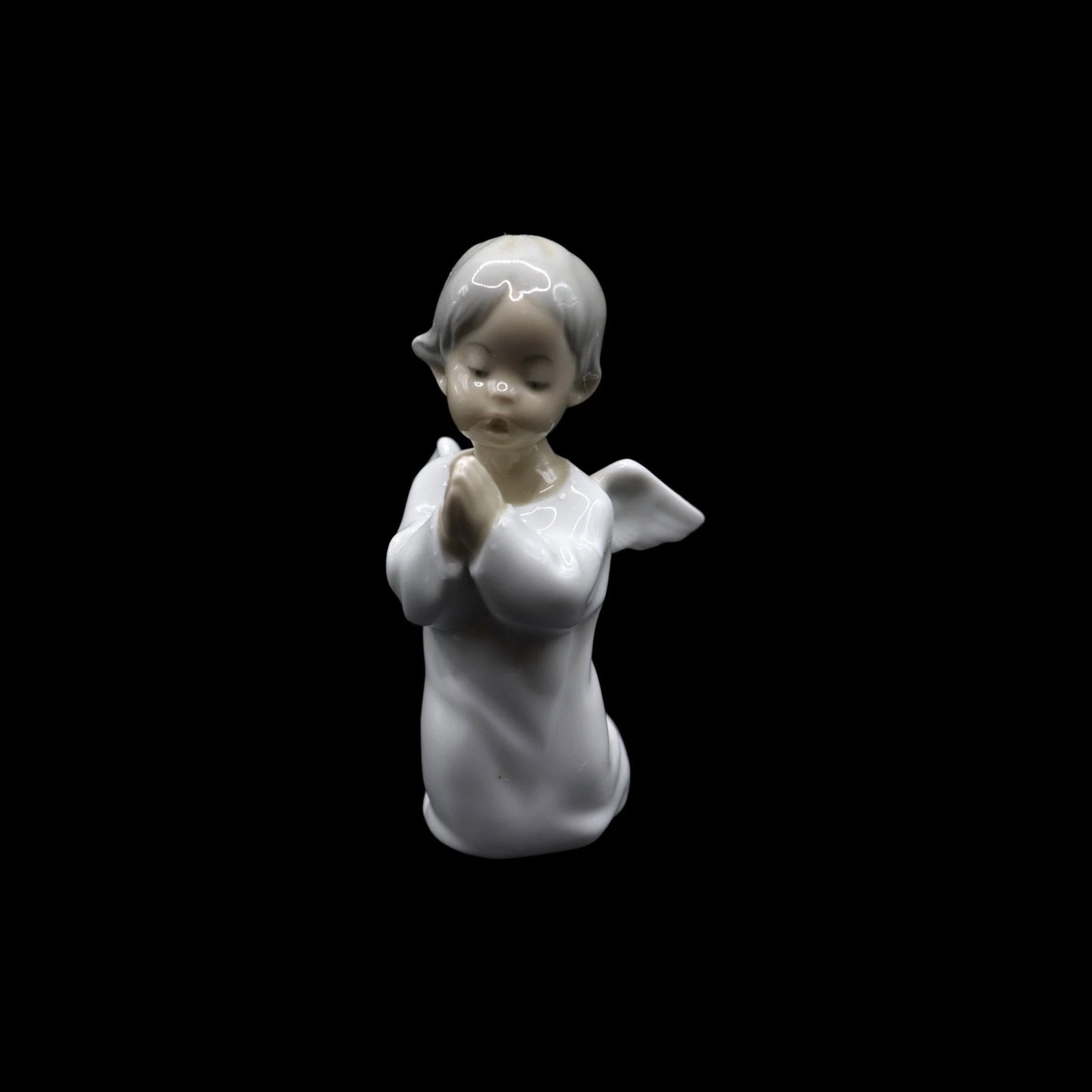 Lladró “Angel Praying” Porcelain Figurine: Lovely Lladró porcelain figurine titled Angel Praying which was released in 1970 and designed by Fulgencio Garcia. It is in excellent condition with no noticeable damage, no deep scratches, no cracks