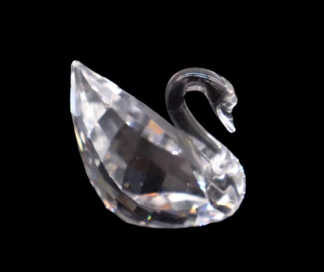 Swarovski Crystal “SCS Member Renewal Gifts” Collection - Swan Figurine: Adorable Swarovski Crystal swan figurine in the SCS Member Renewal Gifts collection pattern released in 1995. Cute and timeless this piece is perfect as a gift or to add to a collection. Timeless and 