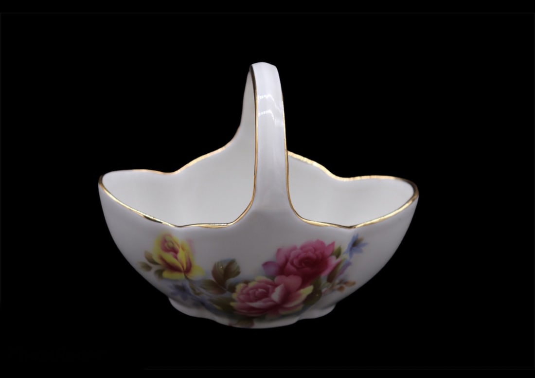 Vintage Limoges France Porcelain Flower Basket: Lovely little Limoges France porcelain flower basket with beautiful hand painted floral pattern and gold gilded scalloped rim. This piece is in excellent vintage condition with no chips, scratches or 