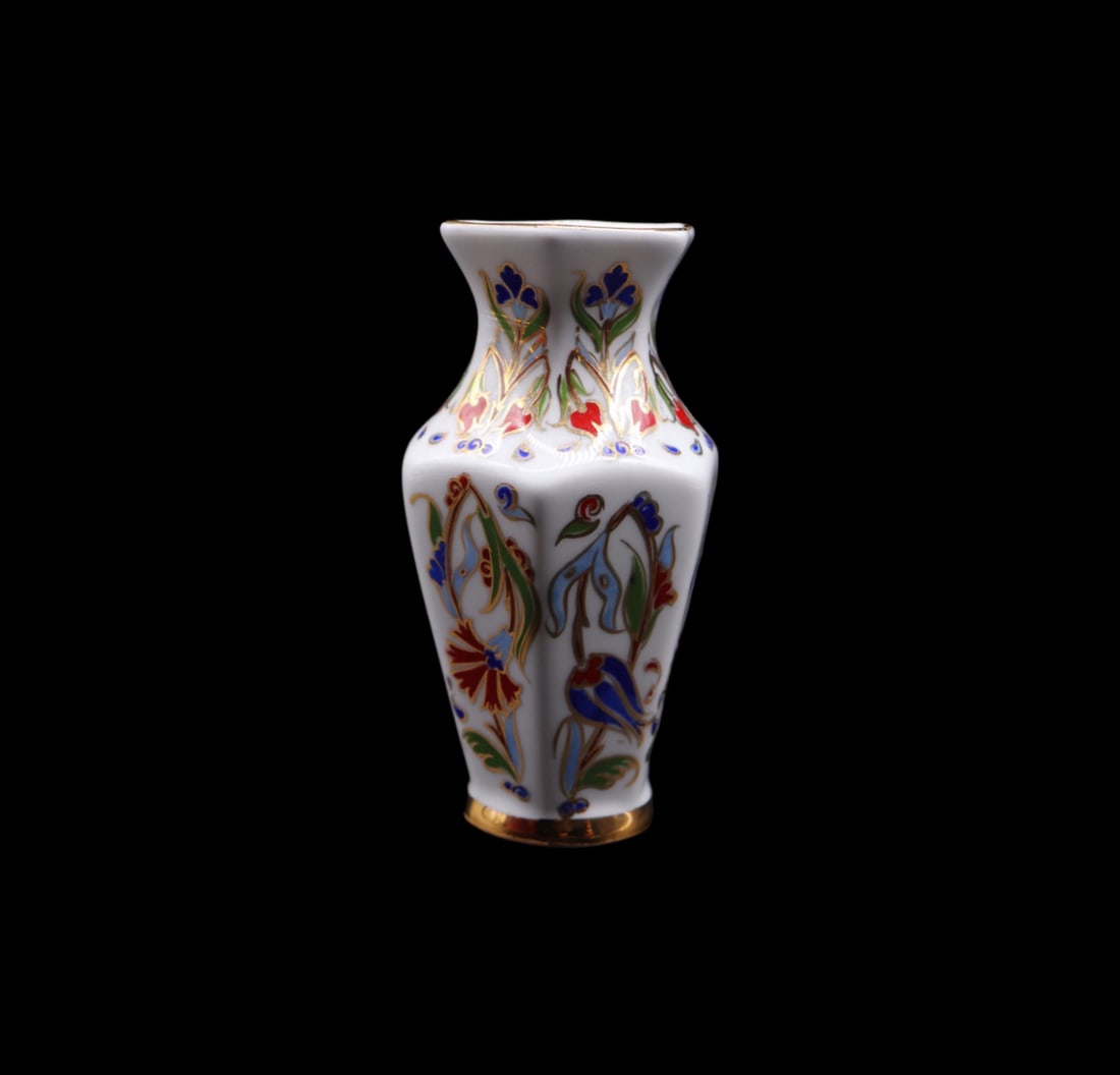 Güral Porselen Turkish Porcelain Miniature Vase with Original Box: Lovely Güral Porselen Turkish porcelain hand painted miniature vase in excellent vintage condition with no chips, deep scratches or cracks. The piece features gorgeous painted blue and red flowers wi