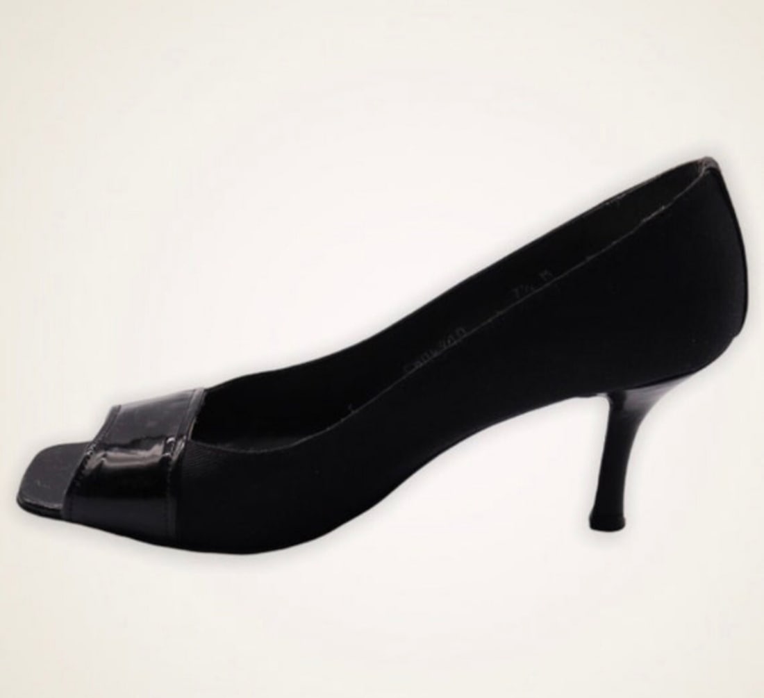 Pre-Owned Women’s Stuart Weitzman Black Patent Leather Heels - Size 7 1/2: Classic Stuart Weitzman black patent leather pumps or heels in great vintage condition. These shoes are the staple of any closet, going perfectly with almost any nighttime outfit. They show slight wea