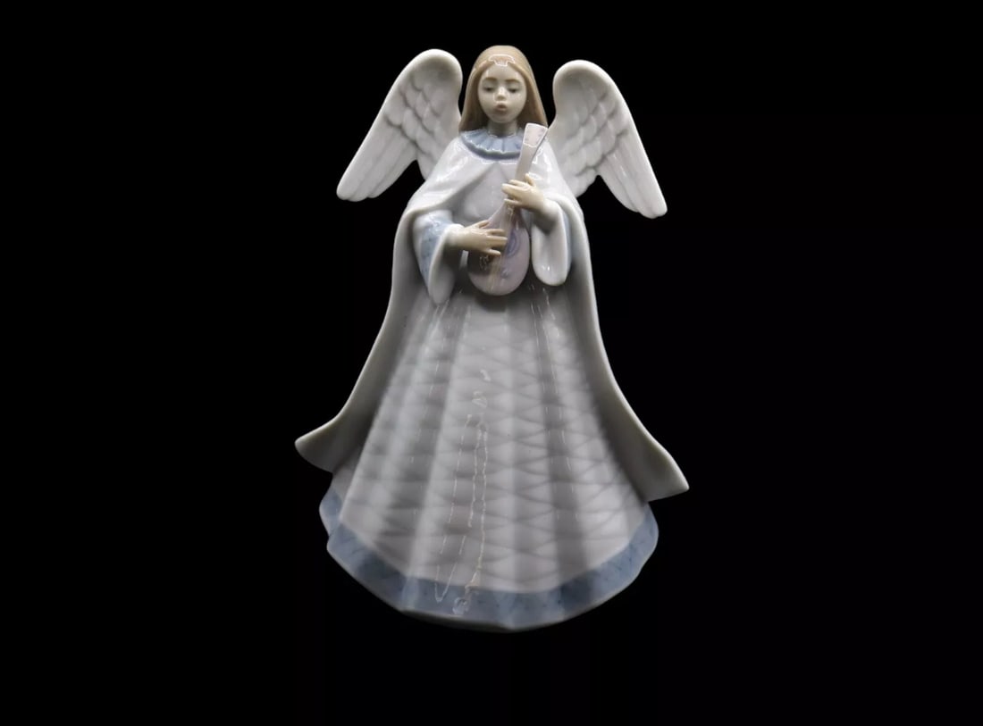 Lladró “Angelic Melody” Porcelain Figurine with Original Box: Lovely Lladró porcelain figurine titled Angelic Melody which was released in 1993 and discontinued in 1994. The piece was designed by Francisco Catala and is in excellent condition with no noticeable