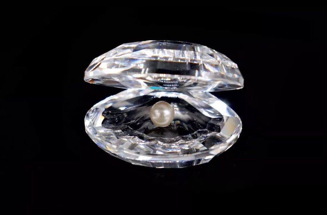 Swarovski Crystal “Aquatic Worlds” Shell with Pearl: Swarovski Crystal open clam with pearl in excellent condition. No chips or cracks. This piece is from the 1970’s and fits anywhere! Approximately 2” inches wide and 2 1/2” inches tall.