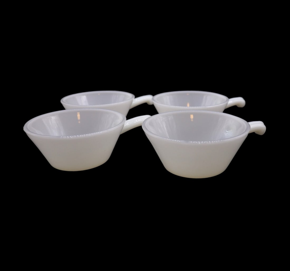 (4) Anchor Hocking “Anchorwhite” One Handle 12 Oz French Casserole: Anchor Hocking milk white one handle French casseroles in the Anchorwhite pattern which has since been discontinued. Three of the pieces are in great vintage condition with no noticeable damage, no de