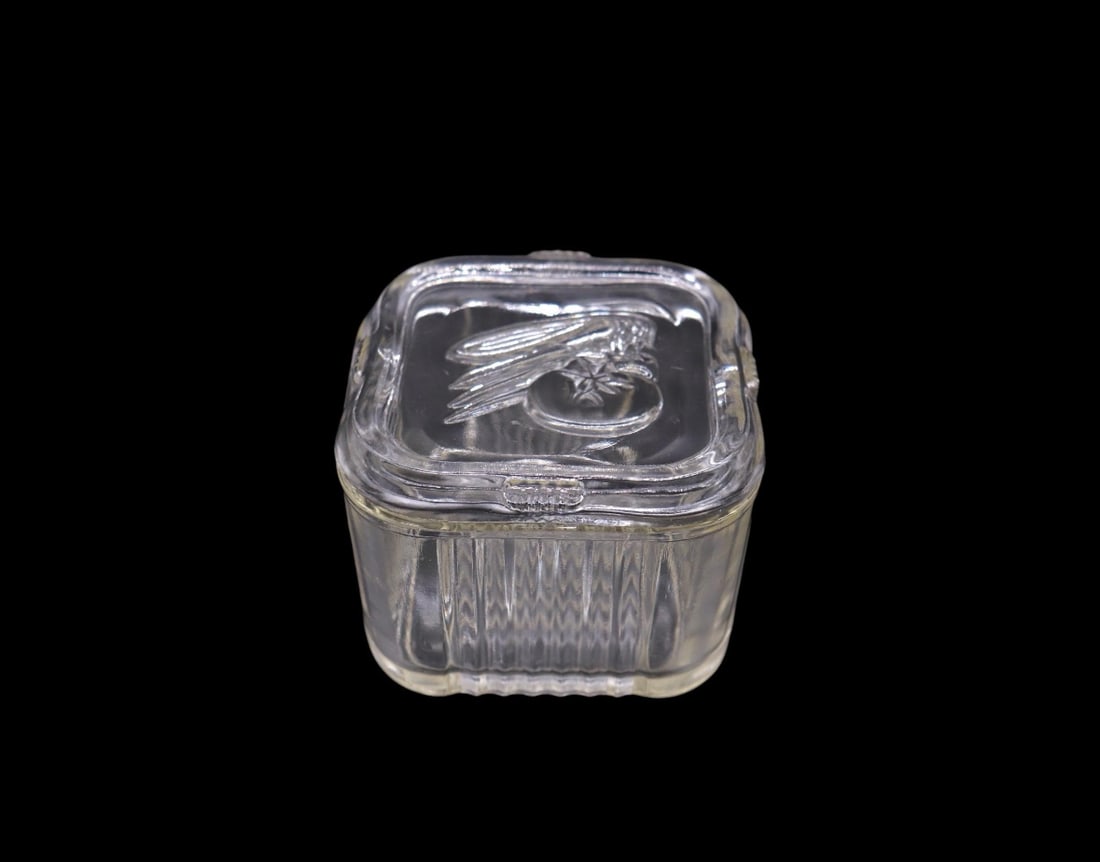 Federal Glass “FEG18” Small Square Refrigerator Dish & Lid: This Federal Glass "FEG18" small square refrigerator dish with lid is a charming piece of vintage kitchenware. Perfectly intact with no chips, cracks, or damage, this clear glass dish is ideal for sto