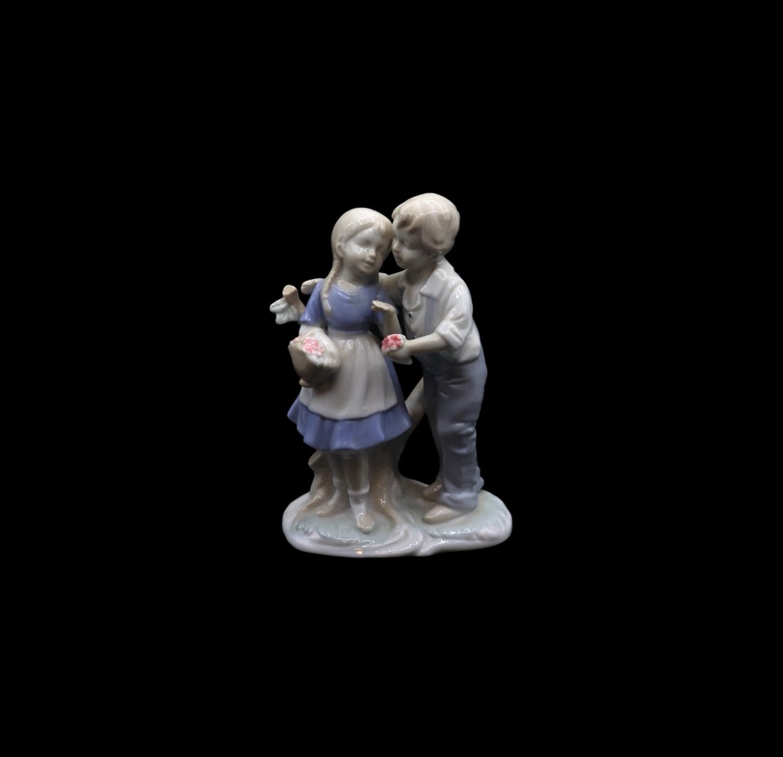 Nippon Porcelian Hand Painted “Lovers” Figurine: Nippon porcelain hand painted figurine in excellent vintage condition with no noticeable damage, no deep scratches, no cracks, no chips and no repairs. The piece features a pair of lovers with their a