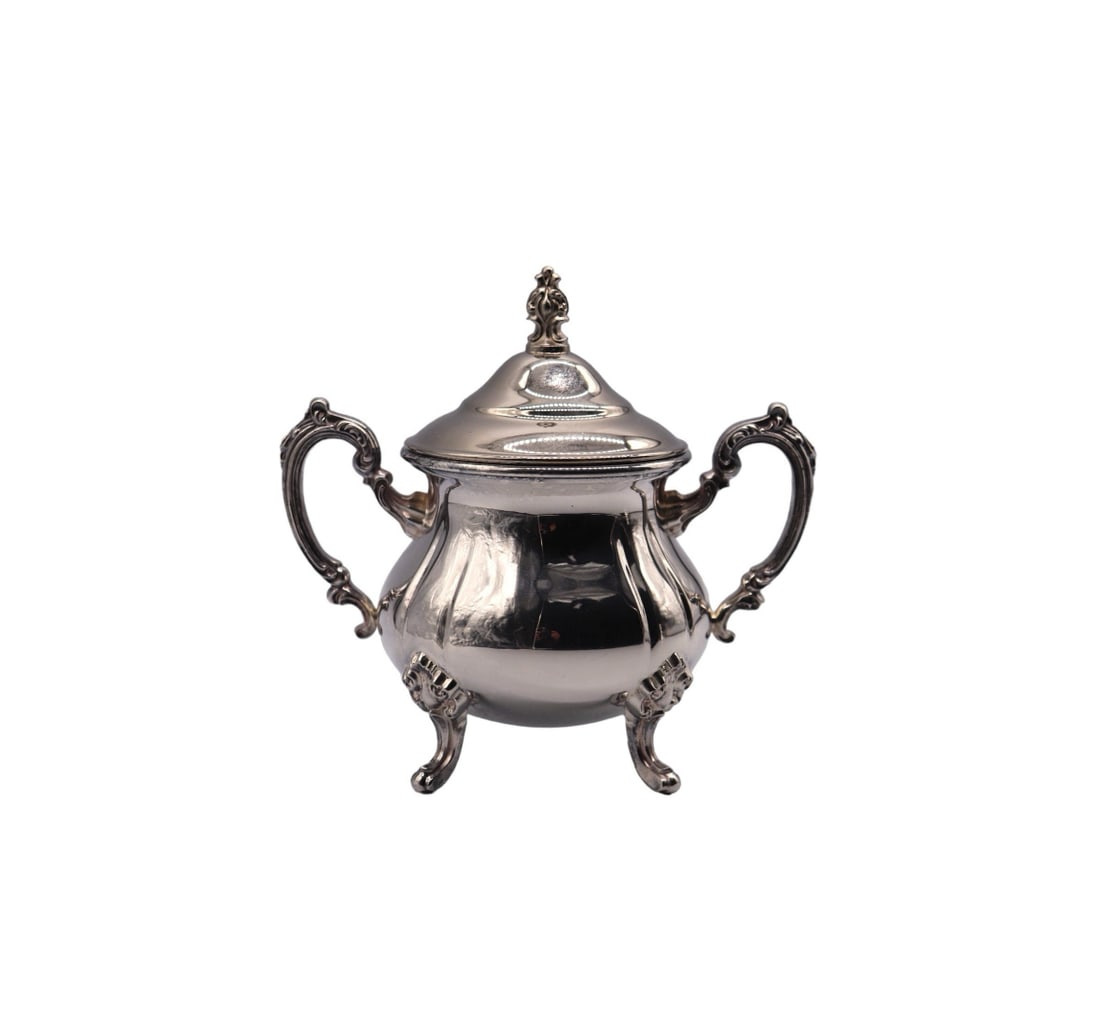 Towle Silver “TWS305” Silverplate Sugar Bowl and Lid: Towle Silver silverplate sugar bowl with lid in the TWS305 pattern which has since been discontinued. The piece is in good vintage condition with no denting on the piece but it does have some light sc