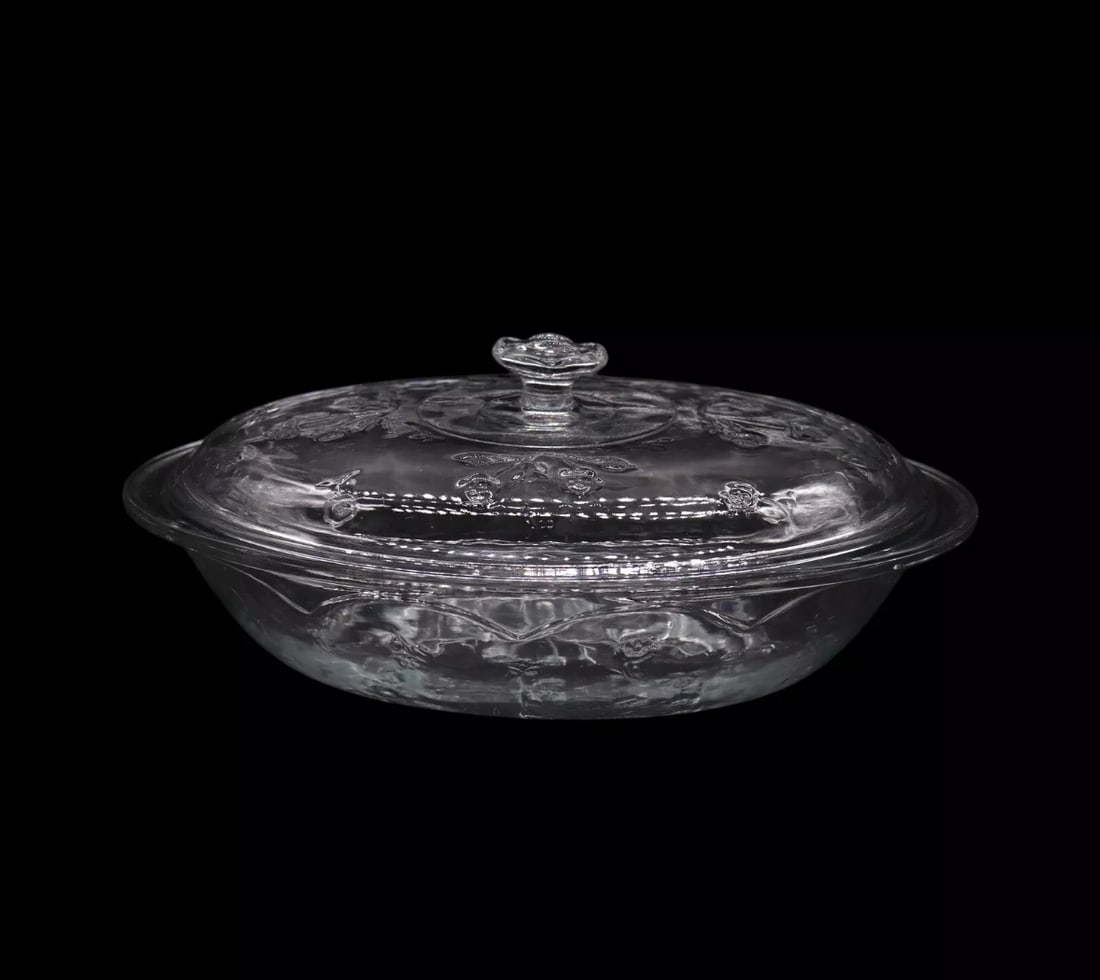 Anchor Hocking “Savannah Clear” 2qt Oval Covered Casserole: Anchor Hocking “Savannah Clear” 2qt Oval Covered Casserole showcases an elegant embossed floral design on its clear glass body and lid. Measuring 13 1/4 inches long, this versatile dish is per
