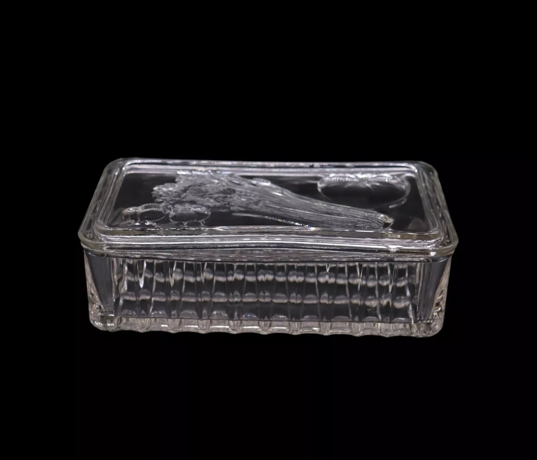 Federal Glass “FEG18” Large Refrigerator Jar & Lid: This Federal Glass "FEG18" large refrigerator jar with lid is a charming piece of vintage kitchenware. Showing a small chip on the lid, but no cracks or other damage, this clear glass dish is ideal fo