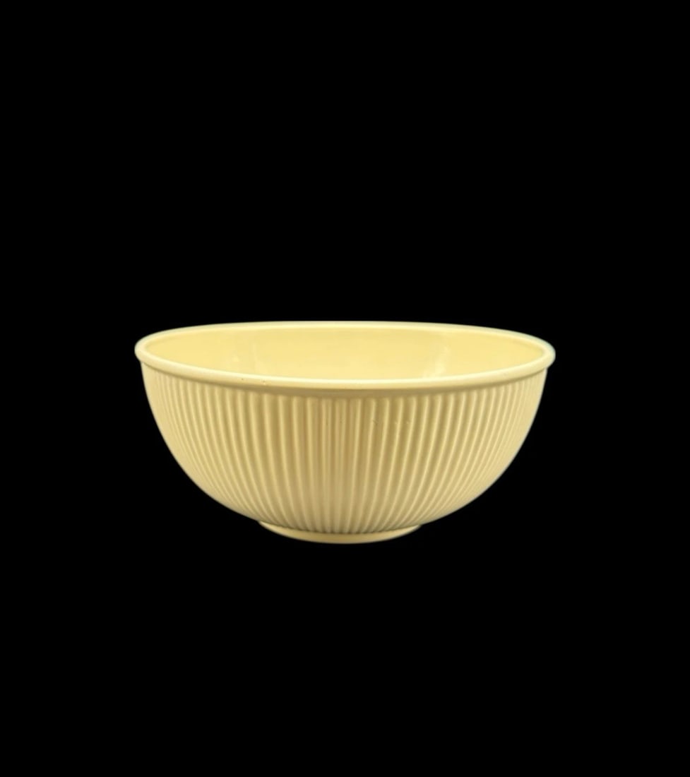Dansk International Rondure Wheat 9” Pasta Serving Bowl: The Dansk International Rondure Wheat 9” Pasta Serving Bowl is a stylish and functional piece of dinnerware. Made of ceramic material, this soup bowl features the iconic Rondure pattern, adding 
