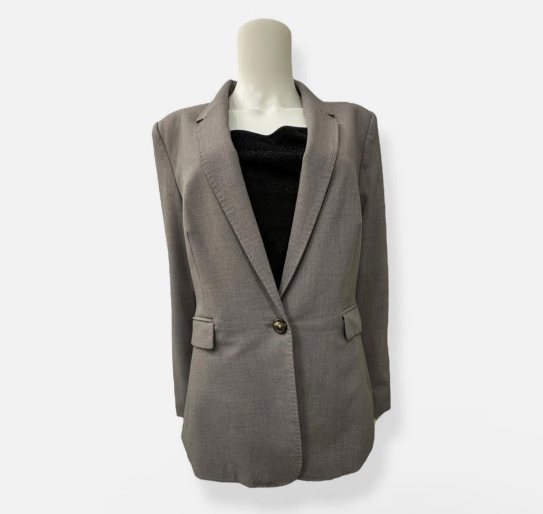 Women’s DKNY Gray One Button Blazer Jacket - Size 14: Pre-Owned Women’s DKNY Gray One Button Blazer Jacket - Size 14. This elegant blazer features a tailored fit with a structured silhouette, classic lapels, and a single-button front closure. Flap pock
