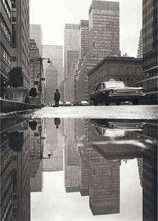 MARIO DE BIASI: 1923RIFLESSI IN PARK AVENUE, NEW YORK, 1964Stampa alla gelatina ai sali d'argento, cm. 18x13. Titolo e data a penna e timbro dell'artista sul retro.Bibliografia:A. Colombo, Mario De Biasi, Motta ed.,