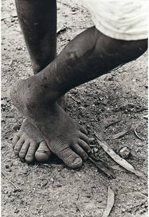 MARIO DE BIASI: 1923RUANDA, BURUNDIStampa alla gelatina ai sali d'argento, cm. 40x28. Titolo a penna e timbro dell'artista sul retro.