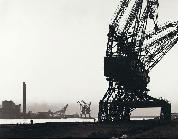 GABRIELE BASILICO: 1944DUNKERQUE, 1984 (45 N 386 A)Stampa alla gelatina ai sali d'argento, cm. 40x51,5 su carta cm. 50x60. Timbro a secco dell'artista in basso a destra. Firma, titolo, data, e numero esemplare 1/15 a ma