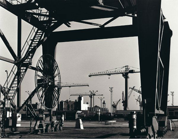 GABRIELE BASILICO: 1944DUNKERQUE, 1984 (45 N 333)Stampa alla gelatina ai sali d'argento, cm. 40x51,5 su carta cm. 50x60. Timbro a secco dell'artista in basso a destra. Firma, titolo, data, e numero esemplare 2/15 a mati