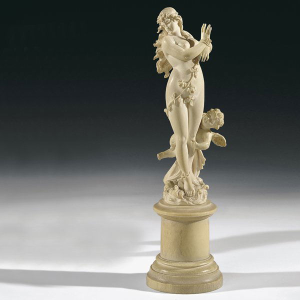 SCULTORE FRANCESE DELLA FINE DEL XVIII SECOLO: Venere schiava d'Amoregruppo scolpito in avorio su base a rocchetto, h. cm. 21 compl.Emergendo dalle acque marine, la dea della Bellezza, qui ritratta con membra opulente e lunghe chiome scomposte dal