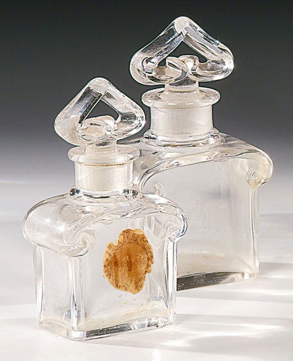 DUE PROFUMI: diverse in cristallo incolore con tappo a smeriglioMitssuko, Guerlain, ParigiManifattura Baccarath. cm. 13,5 e h. cm. 12,5