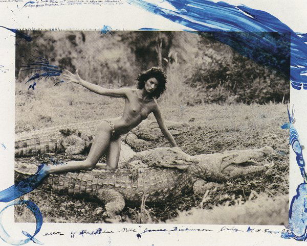PETER BEARD: 1938 QUEEN OF THE BLU NILE, JANICE DICKINSON, 1985-1986 Stampa alla gelatina ai sali d'argento, cm. 30,5x43,5. Iniziali, titolo, data a penna blu in basso sul margine; iscrizione: "J.D. – P.B., Keny