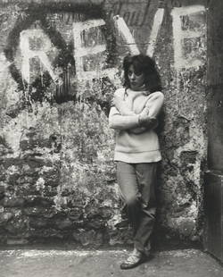 ED VAN DER ELSKEN: 1925 VALI MYERS, SAINT GERMAINE DE PRÉ Stampa alla gelatina ai sali d'argento, cm. 30x24,2. Titolo a penna di mano sconosciuta e timbro dell'agenzia fotografica Rapho sul retro.Bibliografia:Love on t