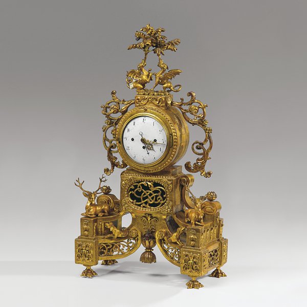 SCULTORE VENETO ATTIVO NELLA SECONDA METÀ DEL XVII: RARO OROLOGIO in legno scolpito e dorato, cm. 81x44x21.L'orologio qui presentato è caratterizzato da una complessa struttura in cui si inserisce il quadrante circolare, in smalto bianco con numeri ar