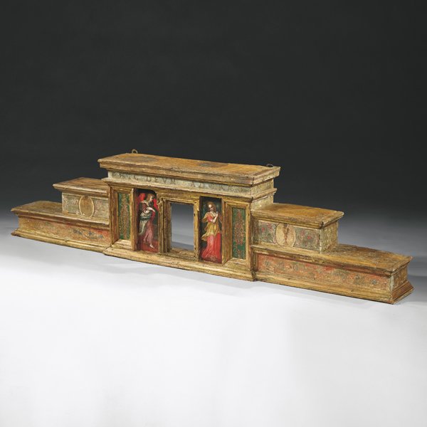 PITTORE DELLA CERCHIA DI RAFFAELLINO DEL COLLE: Fine del XVI secoloAnnunciazione cimasa di tabernacolo in legno dipinto a tempera, cm. 40x182x19 Al centro di una struttura gradinata, in cui compaiono rispettivamente fregi fogliacei, medaglioni col